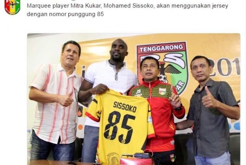 Mohammed Sissoko (kedua kiri) bersama pelatih Mitra Kukar Jafri Sastra (kedua kanan).