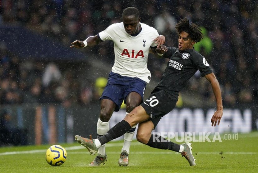  Moussa Sissoko (kiri) dan Bernardo (kanan) berduel pada laga Tottenham Hotspur melawan Brighton & Hove Albion di London, Kamis (26/12)