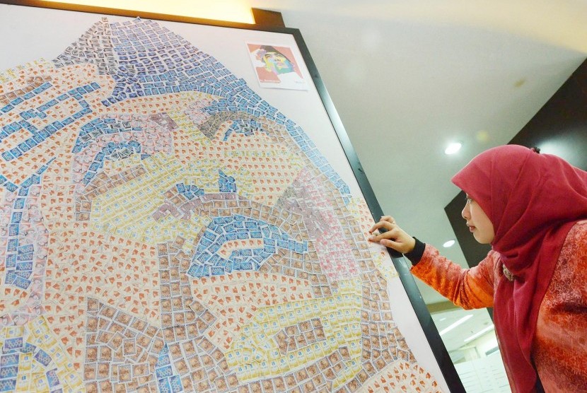 Mozaik Soekarno: Seorang pengunjung mengamati mozaik bergambar Soekarno dari susunan perangko pada 'Pameran Filateli Konferensi Asia Afrika (KAA) ke-60' di Gedung Wahana Bhakti Pos, Kota Bandung, Jumat (24/4). Dalam acara tersebut dipamerkan perangko dari 
