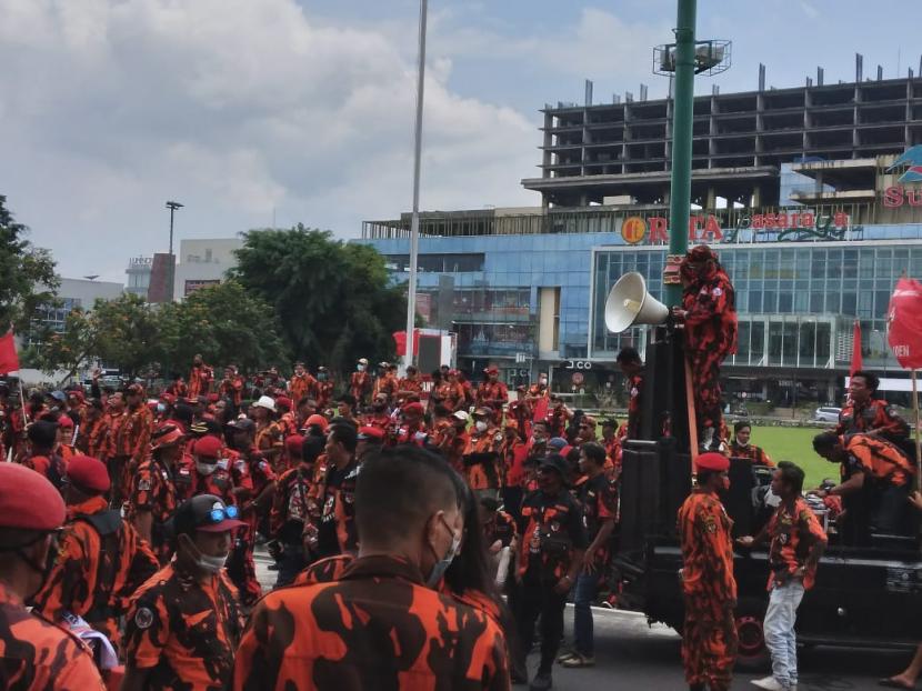 MPC Pemuda Pancasila (PP) melakukan demonstrasi di Alun-alun Purwokerto dan menemui Ketua DPRD Banyumas. Mereka menuntut agar Wakil Ketua Komisi II Fraksi PDIP Junimart agar diberhentikan.