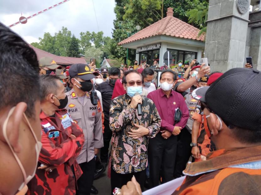 MPC Pemuda Pancasila (PP) melakukan demonstrasi di Alun-alun Purwokerto dan menemui Ketua DPRD Banyumas. Mereka menuntut agar Wakil Ketua Komisi II Fraksi PDIP Junimart agar diberhentikan.