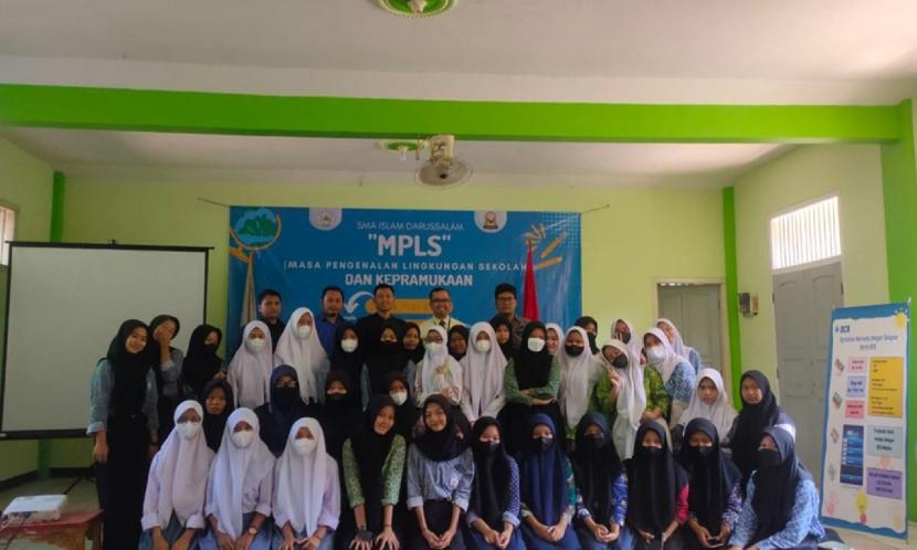 MPLS SMA Darussalam Depok, Jawa Barat menghadirkan dosen UNM dalam seminar motivasi.