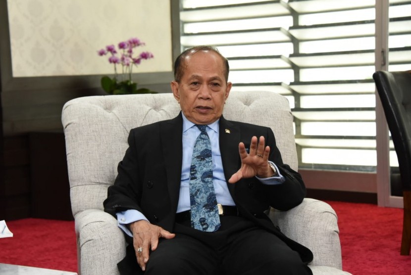 - Wakil Ketua MPR RI Syariefuddin Hasan mengingatkan pemerintah untuk berhati-hati dalam rencana mencetak uang baru. Sebab, mencetak uang baru akan mendorong inflasi yang tinggi dan membuat rakyat semakin kehilangan daya beli.