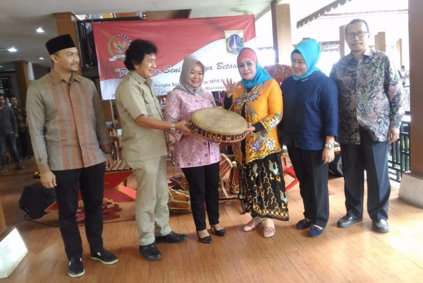MPR melakukan sosialisasi empat pilar dengan metode pagelaran seni di Kampung Wisata Budaya Betawi Setu Babakan Jakarta, Selasa (4/12).