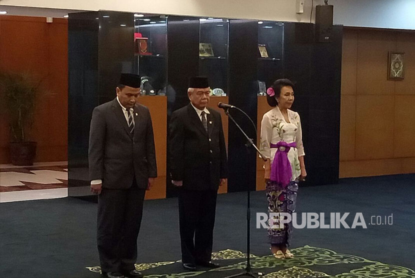 MPR RI melantik tiga anggota baru, Mardani (kiri) Nawafie Saleh (tengah) dan Tutik Kusuma Wardhani (kanan), pada Pergantian Antar Waktu (PAW), di Kompleks Parlemen, Senin (20/3). 