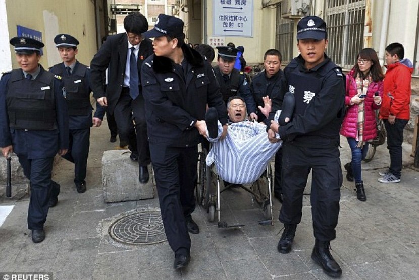 Mr Chen saat diangkut dari Jingmei Hospital Beijing