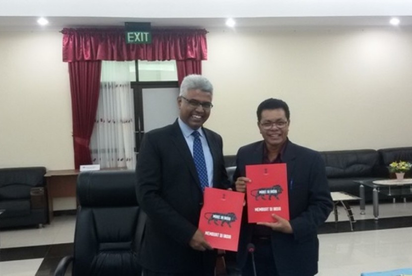  Mr. Manish, Charge D’Affaires, Embassy of India, and Mr. Jose dos Reis Magno, General Director for Ministry of Health of Timor Leste releasing a book “Make in India”.