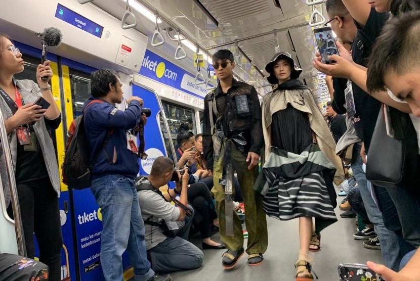 MRA Media dan MRT Jakarta selenggarakan pertunjukan fesyen pertama bertajuk Fashion Rocks 2020 di MRT Jakarta pada Jumat (31/1). 