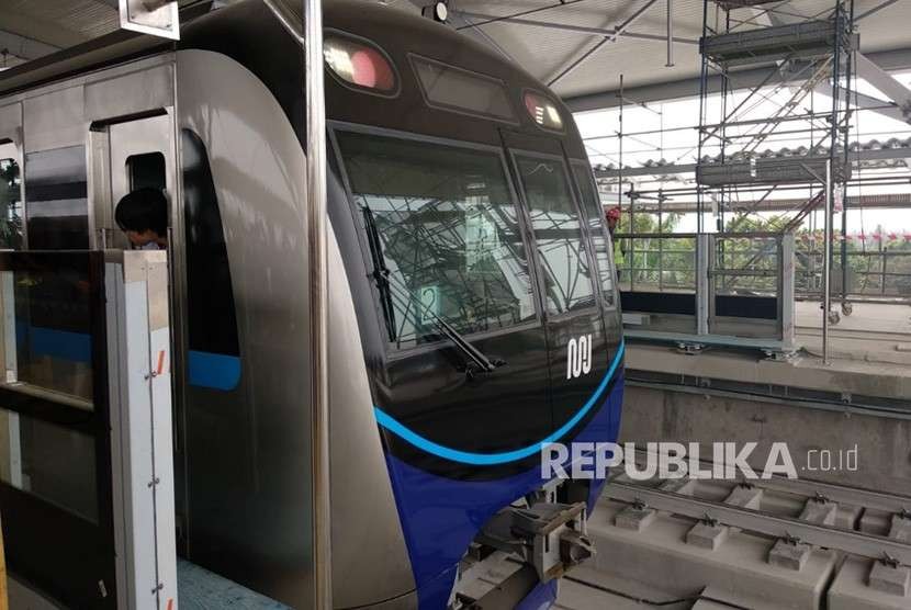 MRT Jakarta melakukan serangkaian pengujian sistem di stasiun Lebak Bulus, pengujian sistem ini dilakukan dengan melangsir satu rangkaian kereta sebanyak tiga trip bolak balik dari stasiun Lebak Bulus menuju stasiun Bundaran HI dan sebaliknya. 