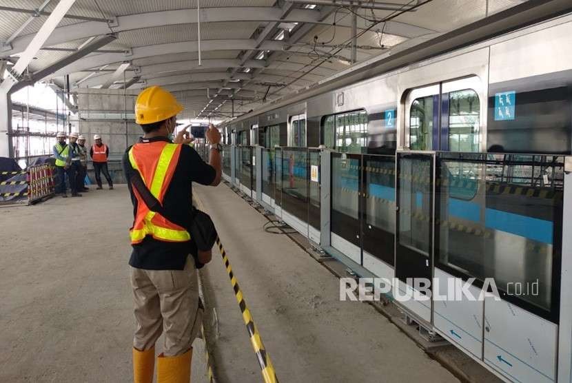 MRT Jakarta melakukan serangkaian pengujian sistem di stasiun Lebak Bulus, pengujian sistem ini dilakukan dengan melangsir satu rangkaian kereta sebanyak tiga trip bolak balik dari stasiun Lebak Bulus menuju stasiun Bundaran HI dan sebaliknya. 