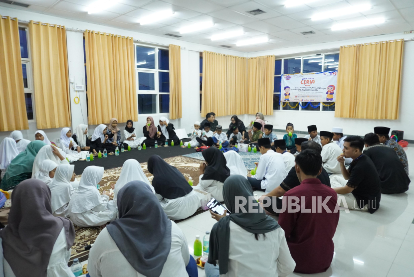 MS Glow Aesthetic Clinic menggelar acara rutin berbagi kebahagiaan bersama anak yatim dan memberi santunan pada bulan Ramadhan pada 14 Maret 2025 lalu.