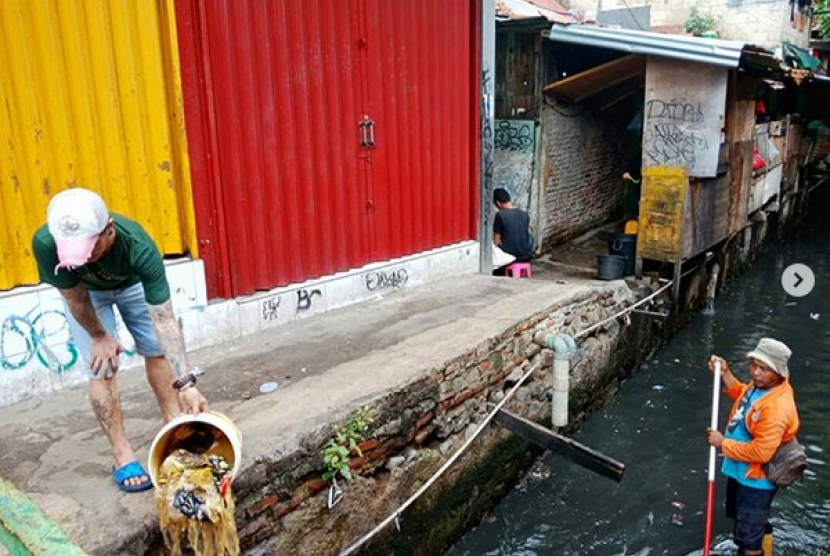 MS tertangkap kamera sedang membuang sampah ke Kali Krukut, Tanah Abang, Jakarta Pusat di dekat seorang petugas yang sedang membersihkan kali. Foto ini menjadi viral di jejaring media sosial dalam beberapa hari ini.