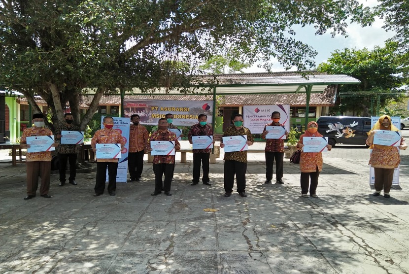 MSIG Indonesia menyelenggarakan virtual seremoni penyerahan donasi berupa peralatan pencegahan penularan COVID-19 ke-12 sekolah dasar di Paliyan, Gunung Kidul, Yogyakarta pada tanggal 2 September 2020 yang lalu.