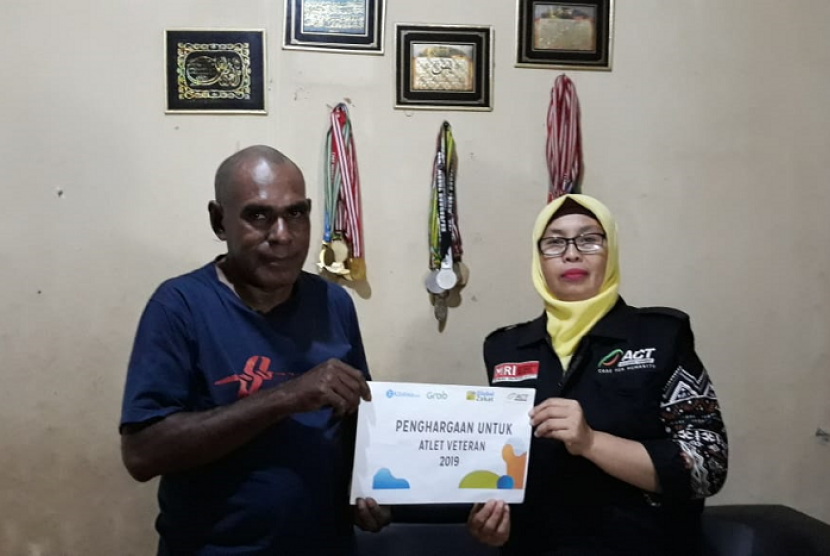 MSR-ACT memberikan tanda penghargaan kepada atlet veteran Indonesia di daerah Cibinong, Bogor.