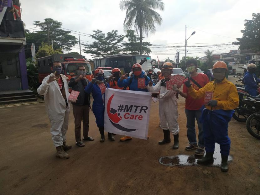 MTRCare Bogor melakukan penyemprotan disinfektan di berbagai tempat dan membagikan 