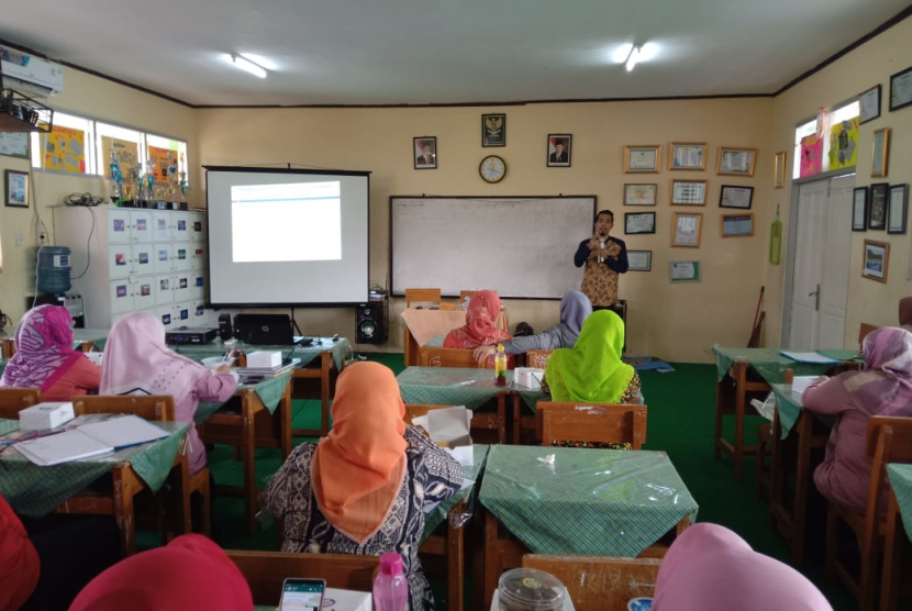MTSN 3 Bogor menggelar workshop Matematika Nalaria Realistik (MNR) dan cara berpikir suprarasional dengan menghadirkan tim pelatih dari Klinik Pendidikan MIPA (KPM).