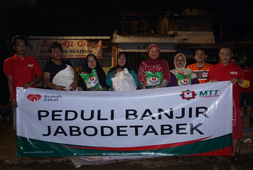 MTT Telkomsel bersama Rumah Zakat distribusi 50 paket bantuan untuk masyarakat terdampak banjir Jabodetabek tepatnya di Jalan Bina Warga RW 07 Kelurahan Rawajati, Kecamatan Pancoran, Jakarta Selatan.