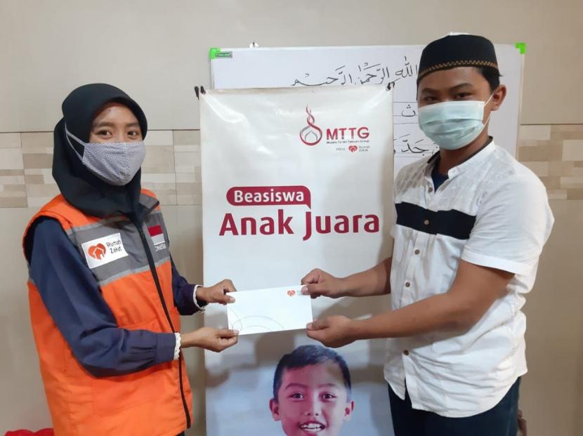 MTTG bersinergi dengan Rumah Zakat menyalurkan bantuan beasiswa untuk anak juara binaan Rumah Zakat. Penyaluran tersebut dilakukan di Kantor Rumah Zakat Bekasi yang beralamat di Jalan Pahlawan No 24 RT 001/2 Aren Jaya, Bekasi Timur.
