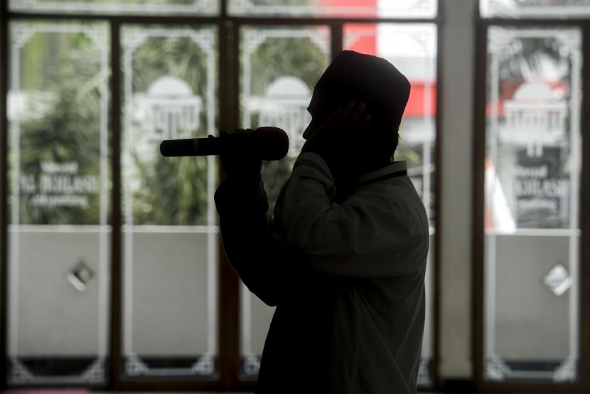 Muadzin mengumandangkan adzan di Masjid Al-Ikhlas Jatipadang, Jakarta, Rabu (23/2/2022).