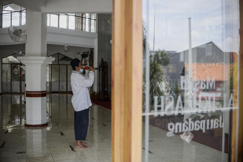 Muadzin mengumandangkan adzan di Masjid Al-Ikhlas Jatipadang, Jakarta, Rabu (23/2/2022).