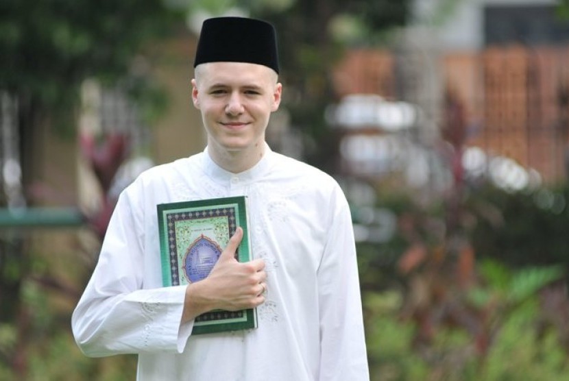 Mualaf asal Belanda, Mike Clercy usai membacakan sahadat di Masjid Sunda Kelapa, Jakarta