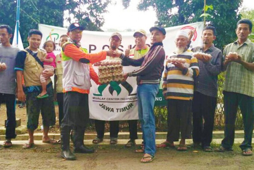 Mualaf Binaan LMI menyerahkan bantuan untuk korban longsor Ponorogo, Jawa Timur.