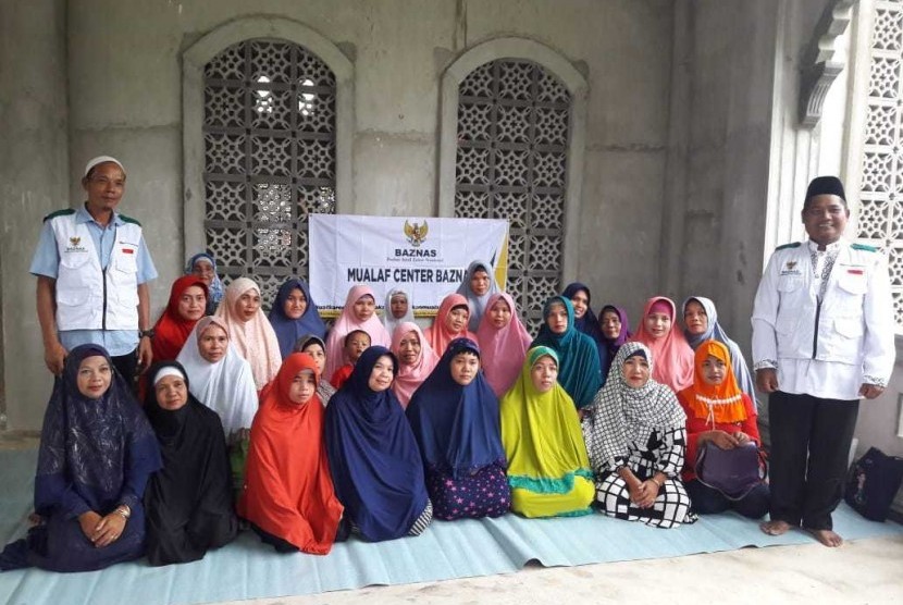 Mualaf Center Baznas (MCB) membina para mualaf di Monterado, Kabupaten Bengkayang, Kalimantan Barat.
