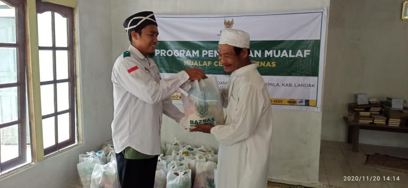 Mualaf Center Baznas  (MCB) mendistribusikan basic need (kebutuhan dasar) kepada mualaf binaan di dusun Otobasa, Kalimantan Barat.