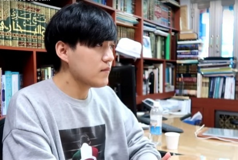 Mualaf youtuber Korea Jay Kim menganggap musik untuk agungkan Allah SWT. Mualaf Jay Kim beralih nama Islam menjadi Daud Kim