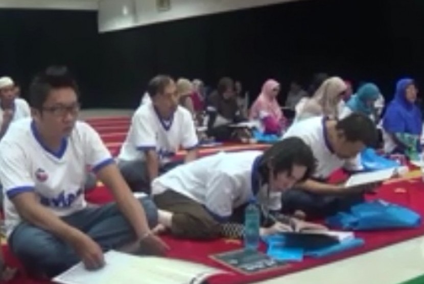 Mualaf tengah belajar membaca Alquran di Masjid Lautze, Jakarta.
