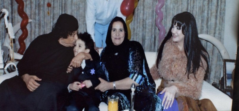 Muammar Qaddafi dan istri di tengah keluarga Hannibal Qaddafi