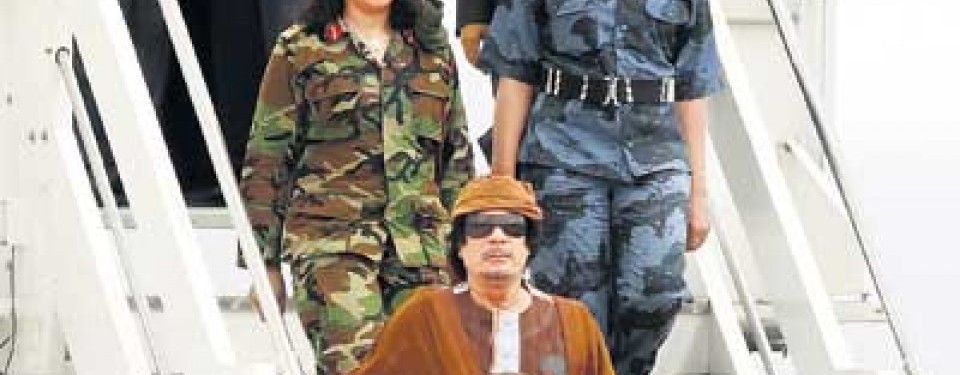 Muammar Qaddafi dan para ajudan wanitanya.