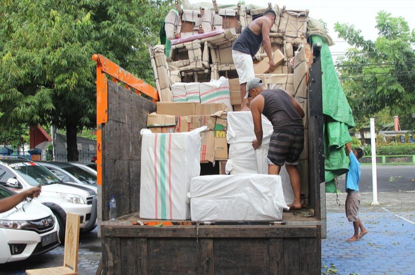 Muatan rokok ilegal hasil pengawasan dan penindakan petugas Bea Cukai Kudus, tengah dibongkar di Kantor Bea Cukai setempat, Jumat (17/4).