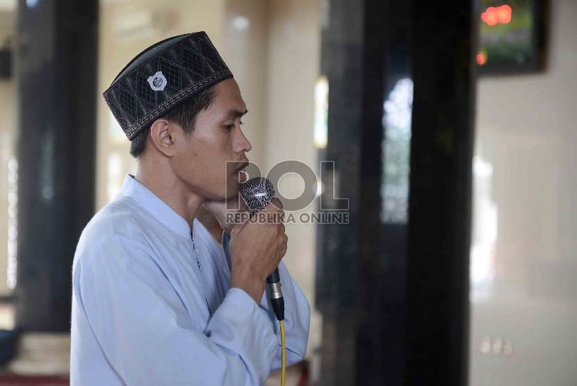 Pemkab Kubu Raya menggelar lomba baca Alquran dan adzan. Muazin mengumandangkan Adzan. (ilustrasi) 