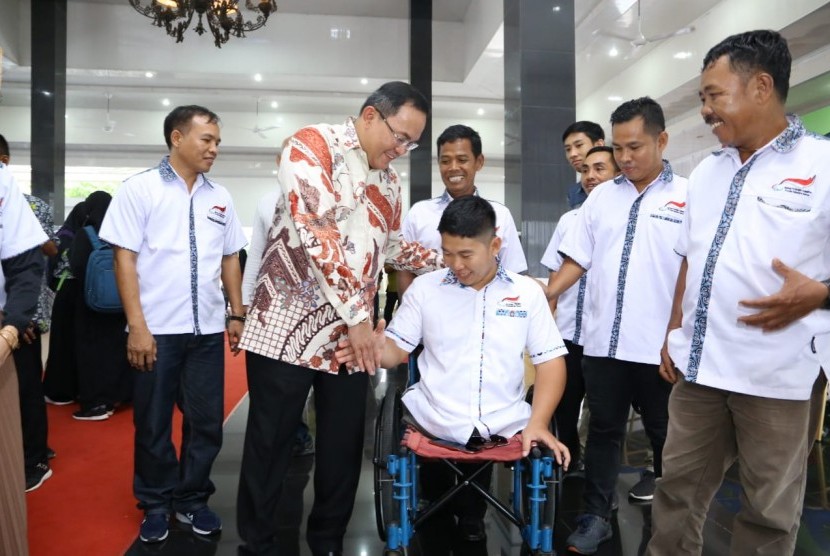 Muba Bergerak peduli sesama Dinsos Muba memberikan alat bantu bagi penyandang disabilitas.