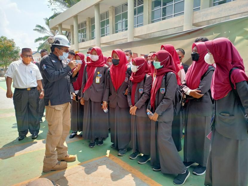 Muba Vocational Center (MVC) atau Pusat Pelatihan Kerja Daerah (PPKD) Migas pertama di Indonesia yang berada di Sekayu menjadi magnet positif bagi banyak pihak. Khususnya bagi peserta didik di jenjang Sekolah Menengah Kejuruan (SMK) yang kini berbondong-bondong melaksanakan field trip ke MVC. 