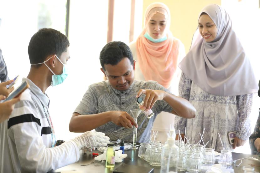 Muda-mudai mempelajari cara membuat medicated oil, dan pembuatan lilin aromatic.