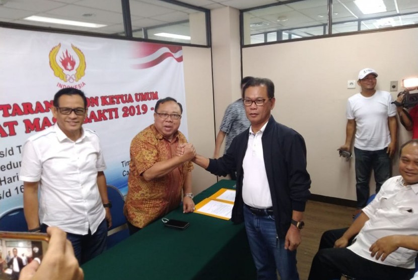 Muddai Madang (jaket hitam) menyerahkan formulir pendaftaran calon ketua umum Komite Olahraga Nasional Indonesia (KONI) Pusat periode 2019-2023 di Kantor KONI Pusat, Jakarta, Jumat (21/6).