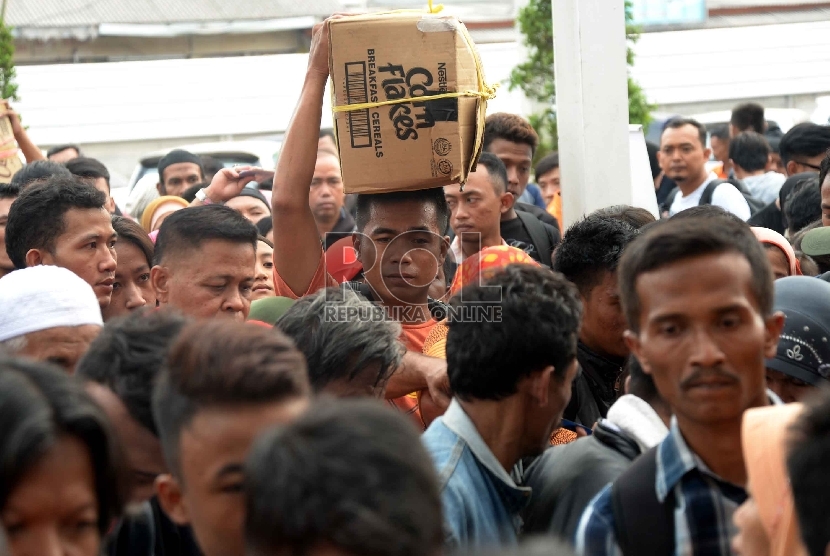 Mudik Awal: Antrean penumpang ketika memasuki Stasiun Pasar Senen, Jakarta, Rabu (8/7). 