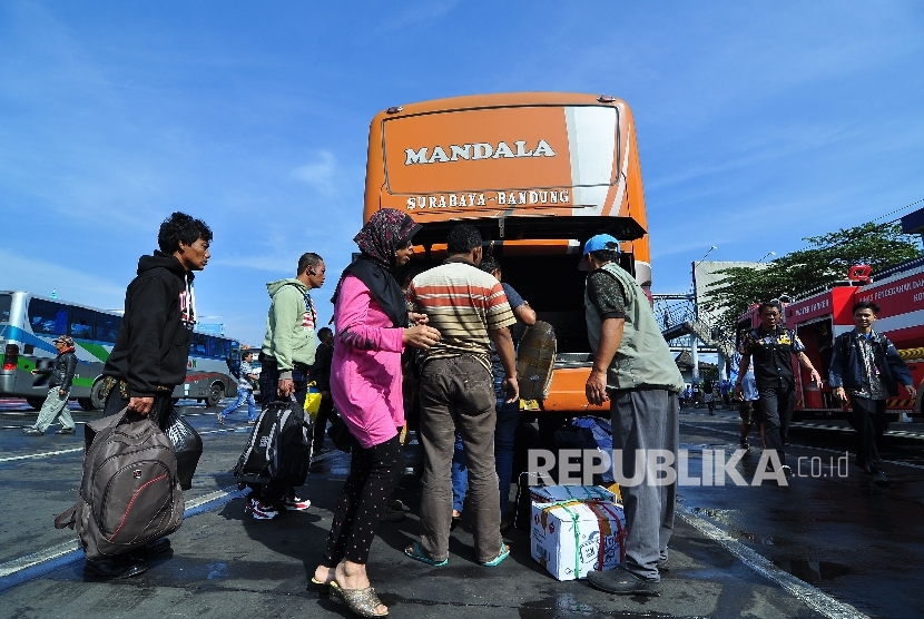 Mudik: Para pemudik memasukan barang bawaannya ke dalam bagasi bus di Terminal Cicaheum, Kota Bandung, Jumat (1/7).