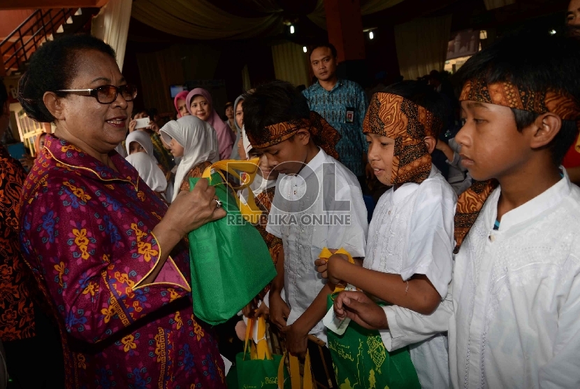 Mudik Ramah Anak: Menteri Pemberdayaan Perlindungan Perempuan dan Anak (PPA) Yohana Yembise meninjau Terminal Kampung Rambutan, Jakarta Timur, Jumat (10/7). 