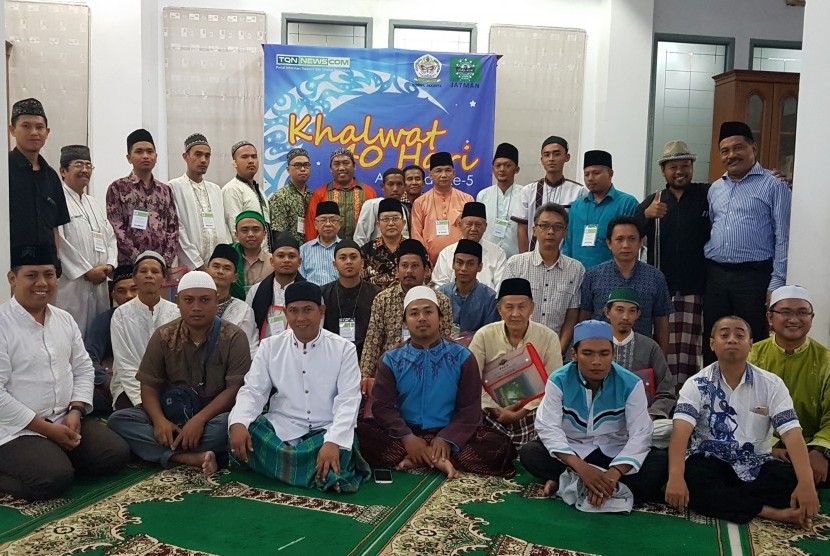 Mudir Aam Jam’iyyah Ahlith Thariqah al-Mu’tabarah an-Nahdliyyah (JATMAN) KH. Wahfiudin Sakam, Rabu (21/03) resmi membuka program khalwat 40 hari di aula TQN Center Masjid al-Mubarak, Rawamangun, Jakarta Timur.