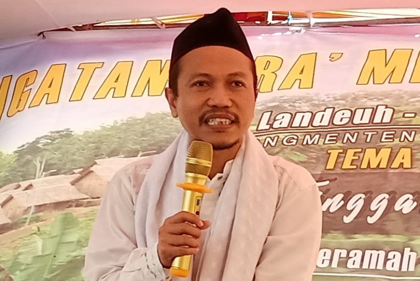 Mudir Ma'had Darulhusna Bogor Dr Pahrurroji M Bukhori saat memberi ceramah pada peringatan Isra Miraj di Kampung Mualaf Baduy, Lebak, Banten, Rabu (3/4).