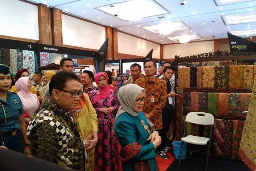 Mufidah Jusuf Kalla saat membuka Pameran Batik 'Warisan 2016'