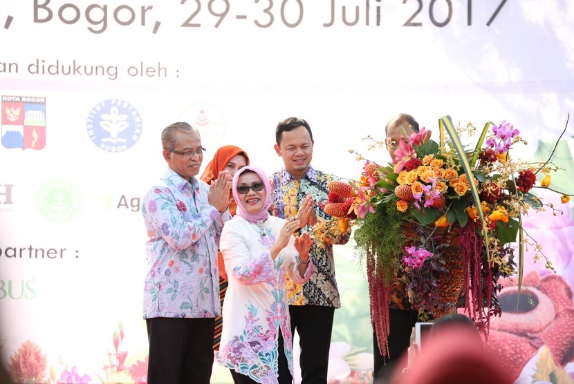 Mufidah Kalla meresmikan Florikultura Indonesia 2017.