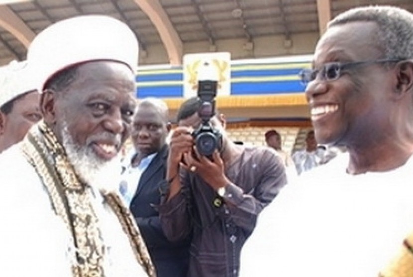 Mufti Ghana, Syekh Osman Nuhu Sharubutu (kiri).