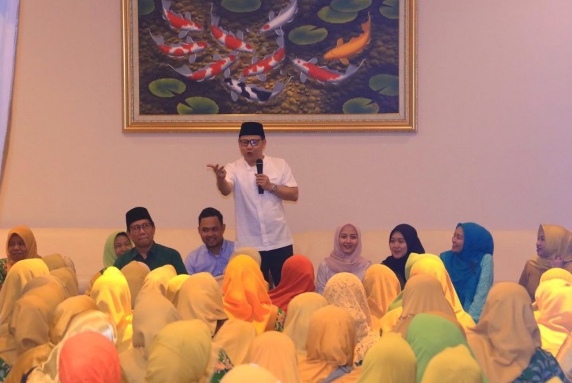 Muhaimin Iskandar berbicara dengan para Muslimat NU. (26/1).