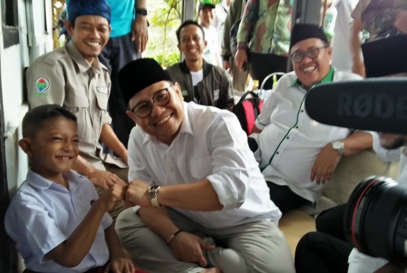 Muhaimin Iskandar bersama seorang santri di Sukabumi (14/1)