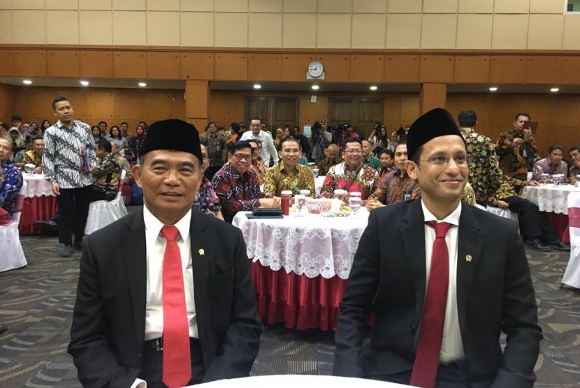 Muhajdir Effendy (kiri) menyerahkan jabatan Menteri Pendidikan dan Kebudayaan kepada Nadiem Anwar Makarim periode 2019-2024 di Gedung Kemendikbud, Jakarta Pusat, Rabu (23/10).