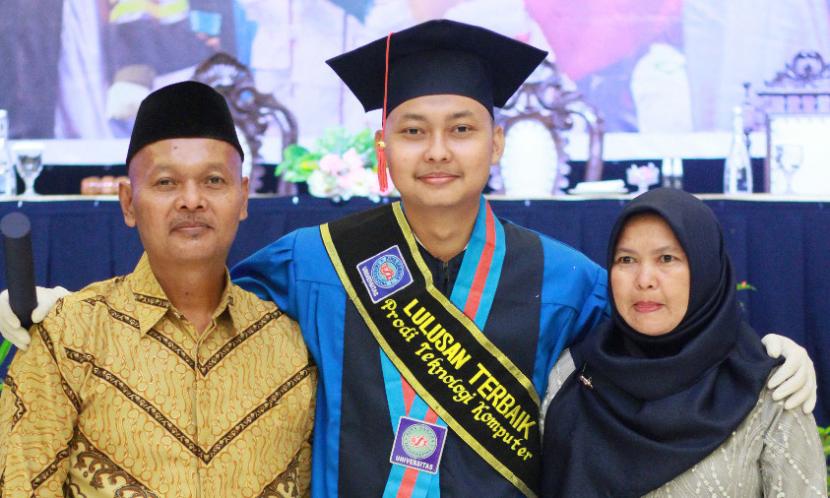 Muhamad Alwi Yusup, mahasiswa program studi Teknologi Komputer Universitas BSI (Bina Sarana Informatika) kampus Purwokerto. Pria asal Cilacap ini, menjadi wisudawan terbaik dari Program Studi Sistem Informasi, Universitas BSI kampus Purwokerto dengan meraih IPK yang nyaris sempurna, yaitu 3,94